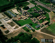 835169 Luchtfoto van de Politieschool De Boskamp (Appelweg 1) te Leusden.